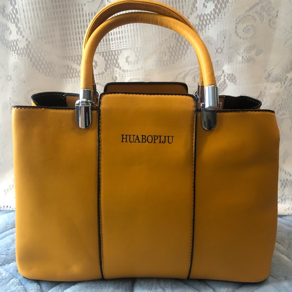 Mustard Yellow purse. Used but in good cont. Brand is HUABOPIJU. Clean inside.